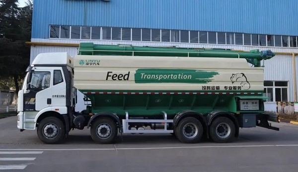 散裝飼料運(yùn)輸車的特點(diǎn)介紹！