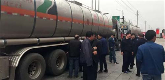 中集凌宇：三晉大地現(xiàn)新潮液罐車，引來(lái)200多人圍觀