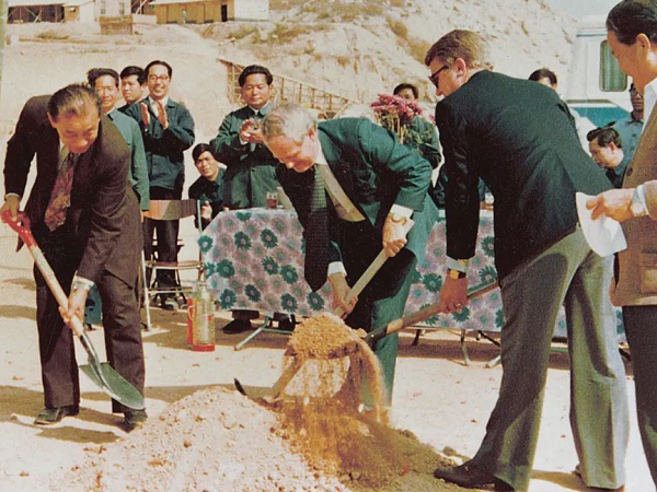 人民日?qǐng)?bào) | 麥伯良：敢闖敢試，泥路走成幸福路