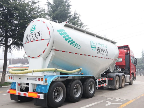 “小白罐”喜迎新搭檔，六大優(yōu)勢帶你揭秘專用牽引車