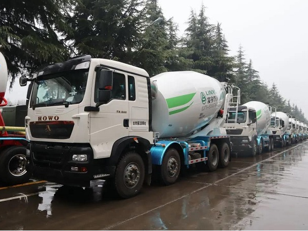 春雨濛濛，氣勢(shì)如虹！凌宇攪拌車(chē)震撼發(fā)車(chē)！