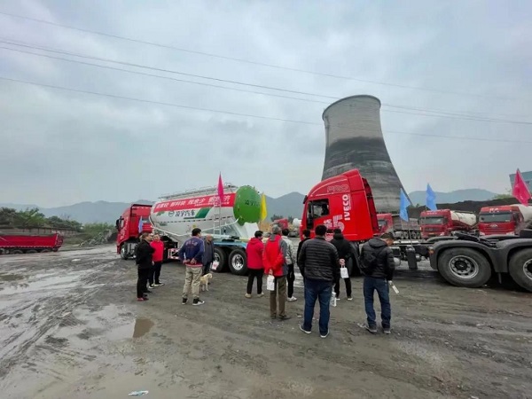 全國巡展丨凌宇2021款粉罐車驚艷亮相，場面火爆……