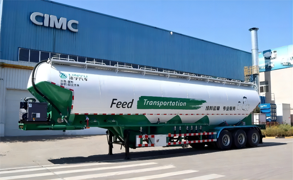 大容量飼料運(yùn)輸罐車的特點(diǎn)和優(yōu)勢(shì)都有哪些？