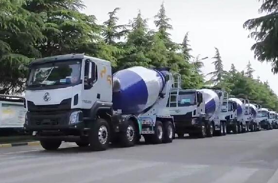 市場(chǎng)如此火爆，一批批新車(chē)交付用戶。場(chǎng)面壯觀！